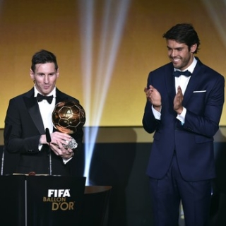 Kaká aplaude Messi após anunciar a vitória do argentino (Foto: FABRICE COFFRINI/AFP) Kaká aplaude Messi após anunciar a vitória do argentino (Foto: FABRICE COFFRINI/AFP)