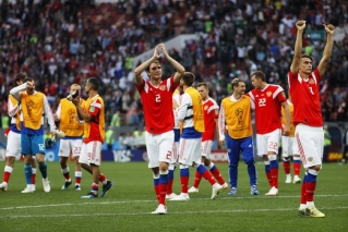 Camisa 2 da seleção da casa, Mário Fernandes, brasileiro naturalizado russo, comemora goleada sobre a Arábia saudita (Foto: Yuri Kochetkov/EFE) Camisa 2 da seleção da casa, Mário Fernandes, brasileiro naturalizado russo, comemora goleada sobre a Arábia saudita (Foto: Yuri Kochetkov/EFE)