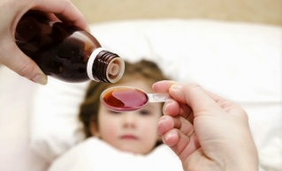 Os médicos recomendam aos pais que encaminhem sempre à escola ou creche a receita médica e os remédios em suas embalagens originais (Foto: Divulgação) Os médicos recomendam aos pais que encaminhem sempre à escola ou creche a receita médica e os remédios em suas embalagens originais (Foto: Divulgação)