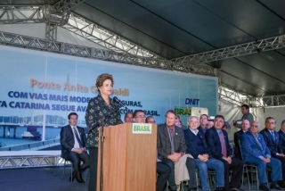 Presidenta Dilma Rousseff durante Cerimônia de Inauguração da Ponte Anita Garibaldi (Foto: Roberto Stuckert Filho/PR) Presidenta Dilma Rousseff durante Cerimônia de Inauguração da Ponte Anita Garibaldi (Foto: Roberto Stuckert Filho/PR)