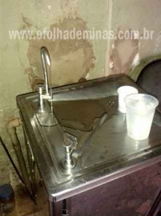 Bebedouro de água no SAAE fica vazando constantemente, conforme denunciou um funcionário. Bebedouro de água no SAAE fica vazando constantemente, conforme denunciou um funcionário.