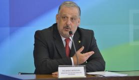 O ministro da Secretaria de Governo, Ricardo Berzoini, disse que governo ainda não definiu tamanho do déficit do Orçamento de 2015 (Foto: Antonio Cruz/Agência Brasil) O ministro da Secretaria de Governo, Ricardo Berzoini, disse que governo ainda não definiu tamanho do déficit do Orçamento de 2015 (Foto: Antonio Cruz/Agência Brasil)
