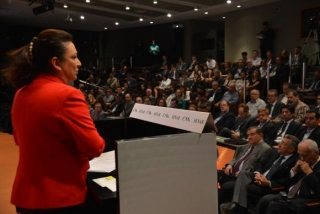 A ministra Kátia Abreu discursa sobre polÃtica de produção norte-americana e seguro agrÃcola durante Diálogo AgrÃcola Brasil – Estados Unidos (Foto: José Cruz/Agência Brasil) A ministra Kátia Abreu discursa sobre polÃtica de produção norte-americana e seguro agrÃcola durante Diálogo AgrÃcola Brasil – Estados Unidos (Foto: José Cruz/Agência Brasil)