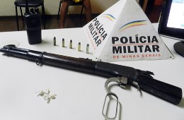 Os policiais localizaram uma carabina calibre 38 com cinco munições intactas (Foto: Divulgação) Os policiais localizaram uma carabina calibre 38 com cinco munições intactas (Foto: Divulgação)
