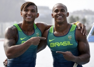 Isaquias Queiroz e Erlon de Souza: uma parceria que deu certo (Foto: Damien MEYER/AFP) Isaquias Queiroz e Erlon de Souza: uma parceria que deu certo (Foto: Damien MEYER/AFP)