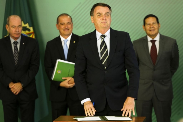 O presidente Jair Bolsonaro citou referendo de 2005, que rejeitou a proibição do comércio de armas de fogo, para justificar a necessidade de decreto que flexibizou a posse de armas no paÃÂs. - Marcelo Camargo/Agência Brasil O presidente Jair Bolsonaro citou referendo de 2005, que rejeitou a proibição do comércio de armas de fogo, para justificar a necessidade de decreto que flexibizou a posse de armas no paÃÂs. - Marcelo Camargo/Agência Brasil
