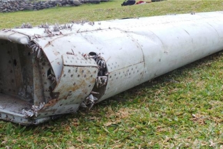 Malásia diz que pedaço de asa encontrado no dia 29 de junho, na Ilha de Reunião, pertence ao avião que desapareceu no dia 8 de março do ano passado (Foto: Agência Lusa/EPA/Direitos Reservados) Malásia diz que pedaço de asa encontrado no dia 29 de junho, na Ilha de Reunião, pertence ao avião que desapareceu no dia 8 de março do ano passado (Foto: Agência Lusa/EPA/Direitos Reservados)