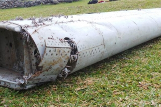 MalÃ¡sia diz que pedaÃ§o de asa encontrado no dia 29 de junho, na Ilha de ReuniÃ£o, pertence ao aviÃ£o que desapareceu no dia 8 de marÃ§o do ano passado (Foto: AgÃªncia Lusa/EPA/Direitos Reservados)