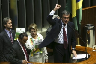 O Advogado-geral da União, José Eduardo Cardozo, fala a favor da presidenta Dilma durante discussão do processo de impeachment, no plenário da Câmara dos Deputados (Foto: Marcelo Camargo/Agência Brasil) O Advogado-geral da União, José Eduardo Cardozo, fala a favor da presidenta Dilma durante discussão do processo de impeachment, no plenário da Câmara dos Deputados (Foto: Marcelo Camargo/Agência Brasil)