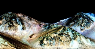 Linhas que aparecem e somem em montanhas de Marte são formadas por água salgada escorrendo, indica novo estudo da Nasa (Foto: Nasa/JPL/Universidade do Arizona) Linhas que aparecem e somem em montanhas de Marte são formadas por água salgada escorrendo, indica novo estudo da Nasa (Foto: Nasa/JPL/Universidade do Arizona)