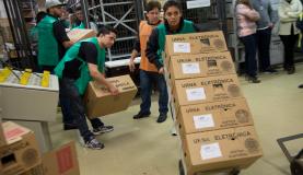 Urnas EletrÃ´nicas que serÃ£o utilizadas nas zonas eleitorais de Porto Alegre comeÃ§am a ser despachadas para os locais de votaÃ§Ã£o (Foto: Marcelo Camargo/AgÃªncia Brasil)