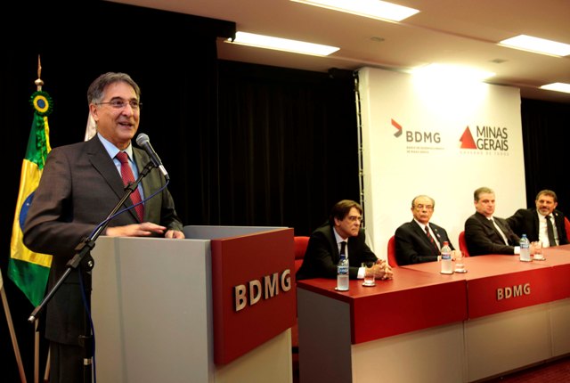 Em seu pronunciamento, Fernando Pimentel agradeceu o empenho dos funcionários da instituição nesses 53 anos de atividade e garantiu total apoio do Estado às decisões do banco (Foto: Manoel Marques/Imprensa MG) Em seu pronunciamento, Fernando Pimentel agradeceu o empenho dos funcionários da instituição nesses 53 anos de atividade e garantiu total apoio do Estado às decisões do banco (Foto: Manoel Marques/Imprensa MG)