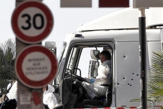 Policiais investigam a cabine do motorista do caminhão que se jogou sobre uma multidão de pessoas que comemoravam a data nacional da França, em Nice (Foto: Alberto Estevez/Pool/Agência Lusa) Policiais investigam a cabine do motorista do caminhão que se jogou sobre uma multidão de pessoas que comemoravam a data nacional da França, em Nice (Foto: Alberto Estevez/Pool/Agência Lusa)