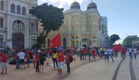 Manifestantes no Marco Zero do Recife (Foto: Sumaia Villela/Agência Brasil) Manifestantes no Marco Zero do Recife (Foto: Sumaia Villela/Agência Brasil)
