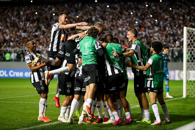jogadores atlético-mg comemoram gol