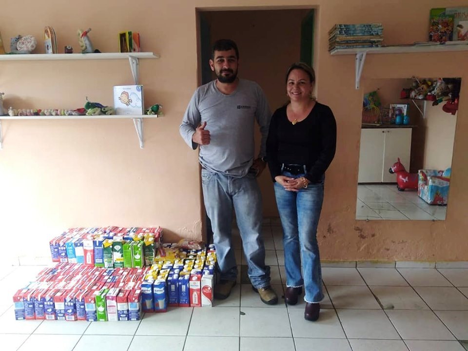 Entrega de doações para creche em Itabira