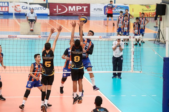 jovens atletas jogando vôlei