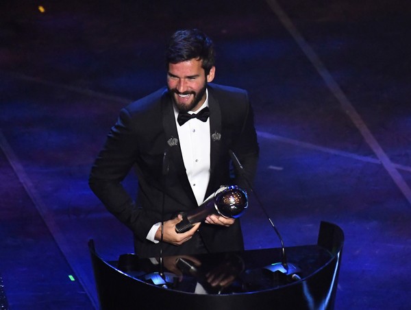 goleiro alisson eleito o melhor do mundo