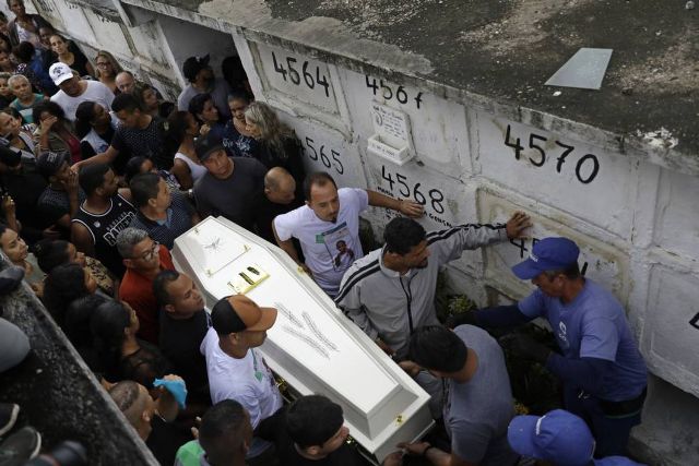 velorio da menin agatha, atingida por bala perdida