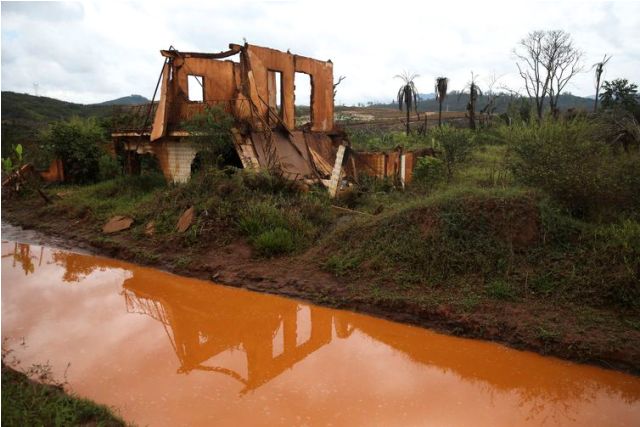 ruína de bento rodrigues após o rompimento da barragem