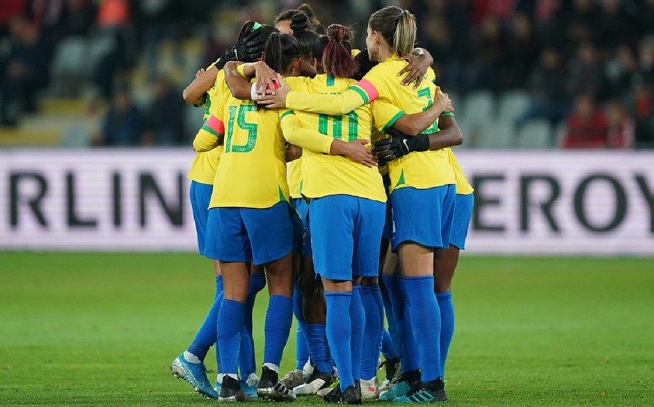 seleção feminina enfrentou a polônia em amistoso