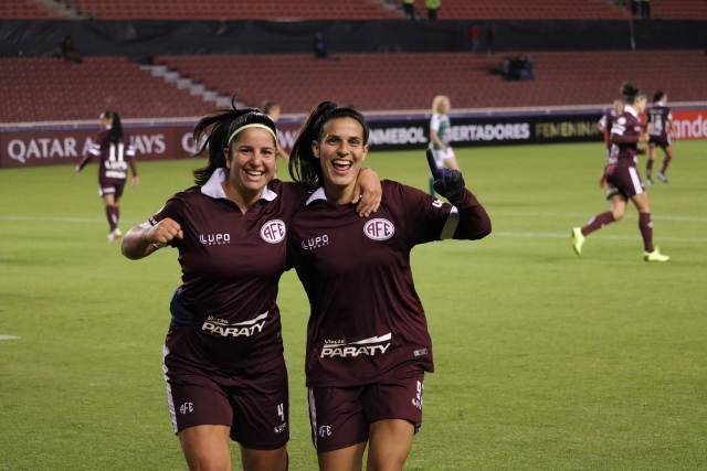 jogadoras do ferroviária comemoram gol