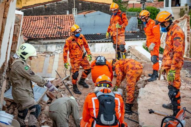 bombeiros fazem buscas em meio a escombros do prédio desabado