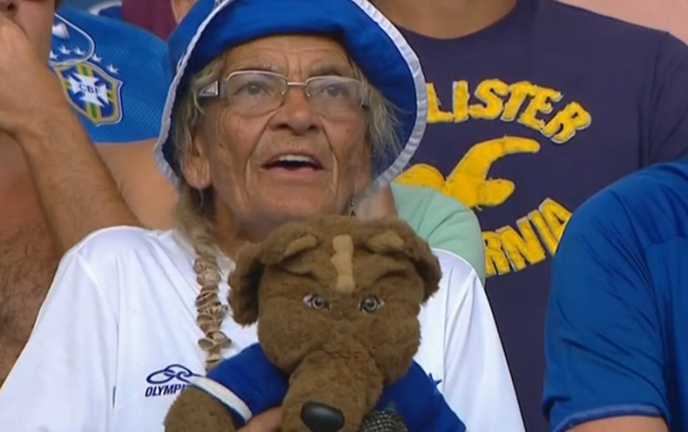 Dona Salomé é levada para hospital após ser agredida em saída de jogo de vôlei do Cruzeiro — Foto: Reprodução/TV Globo