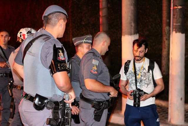 O fotógrafo Daniel Arroyo foi obrigado a mostrar imagens que fez do protesto para PMs. (Foto: Lucas Martins)