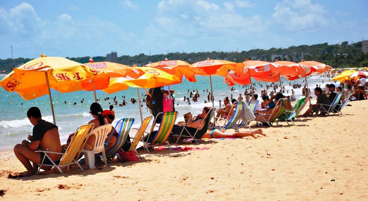 praia lotada durante o verão