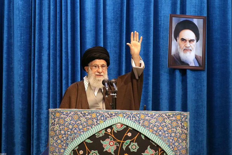 O líder supremo do Irã, aiatolá Ali Khamenei, gesticula durante o sermão desta sexta-feira em Teerã - Reuters/Oficial Khamenei Website/Direitos Reservados