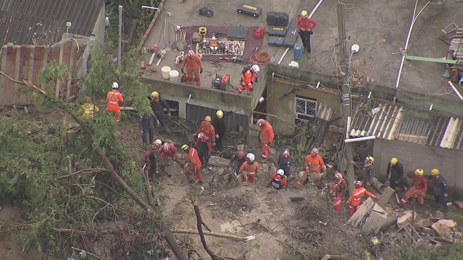 Bombeiros trabalham em resgate em Ibirité, na Vila Ideal. — Foto: Globocop