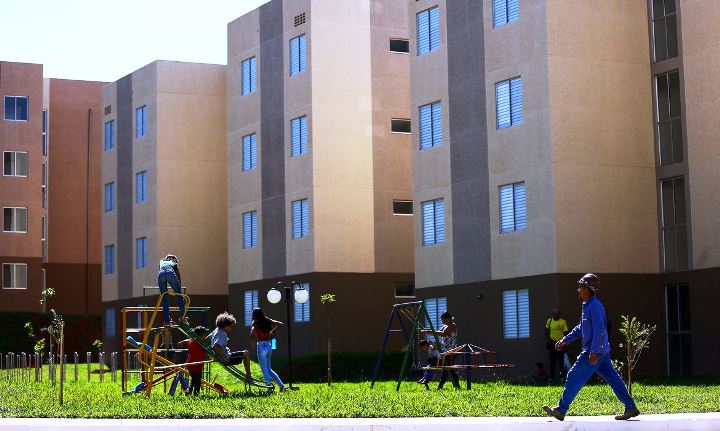 crianças brincando no parque próximo aos apartamentos