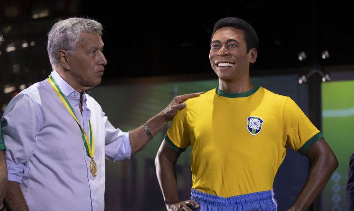 clodoaldo_observa_a_nova_estatua_de_pele_lancada_no_inicio_deste_ano_de_2020_no_museu_selecao_brasileira