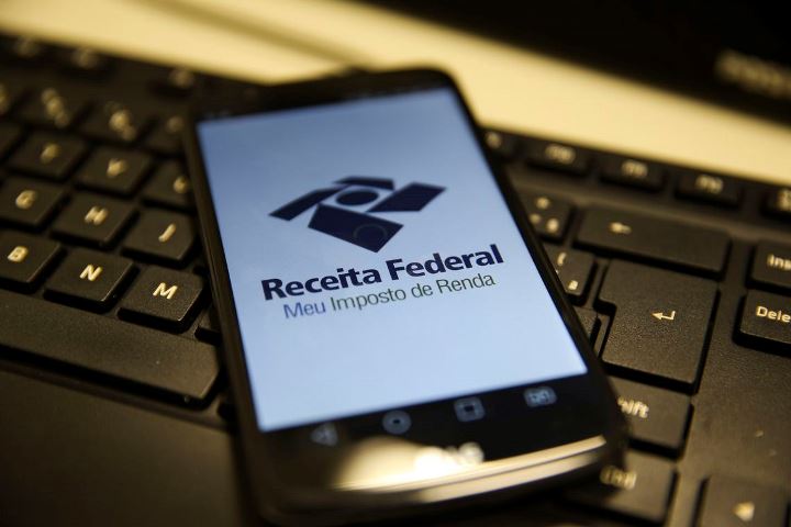 celular com aplicativo da receita federal