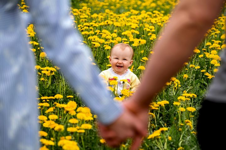 CRIANÇA EM MEIO A FLORES