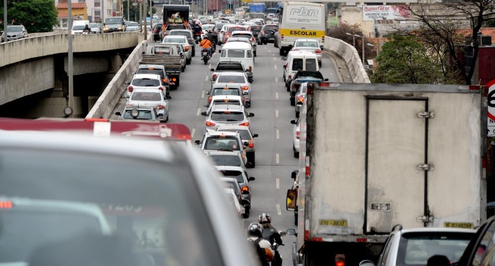 CARROS NO TRÂNSITO