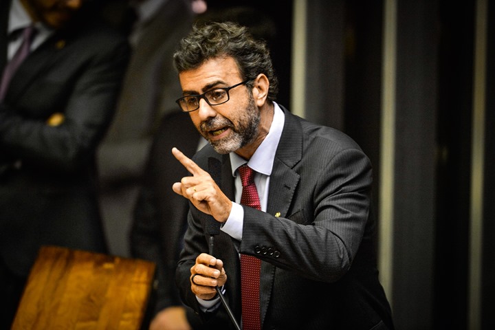Marcelo Freixo, que presidiu CPI das Milícias e chegou a deixar o Brasil após ser ameaçado de morte, disse que a conclusão do inquérito da morte do irmão chegou muito tarde.