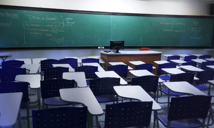 SALA DE AULA VAZIA