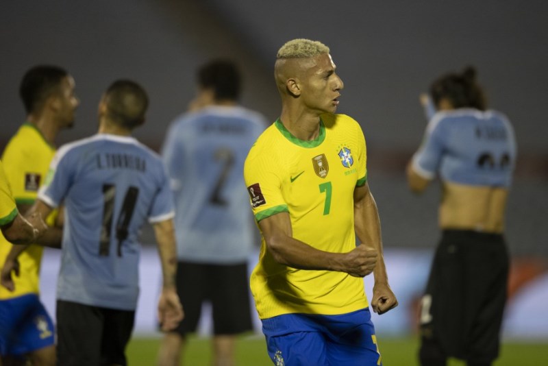 richarlison comemora gol contra uruguai