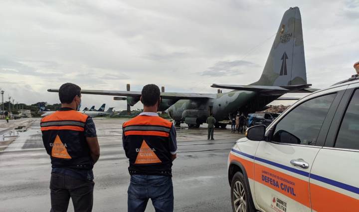 funcionários da defesa civil no aeroporto