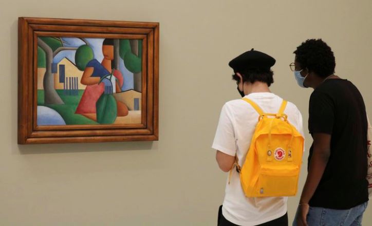 Obra ‘A caipirinha’, de Tarsila do Amaral, é exposta na galeria Bolsa de Arte antes de ser leiloada por decisão judicial.