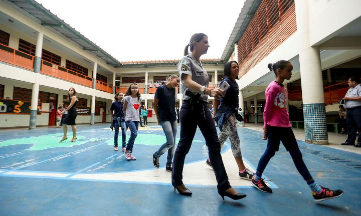 estudantes em escola militar