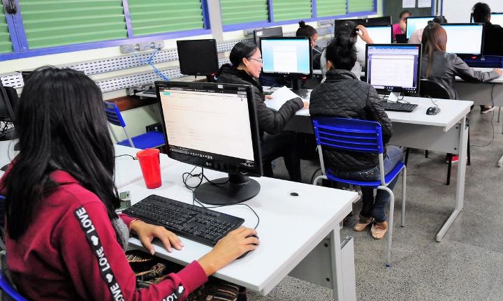 estudantes usando o computador