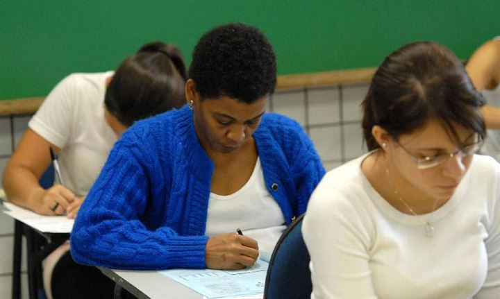 estudantes em sala de aula