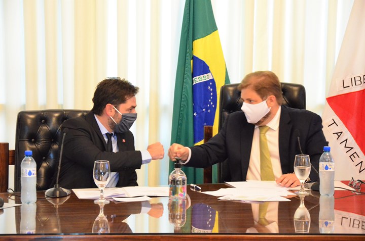 Bernardo Mucida com o presidente da ALMG Agostinho Patrus - Foto - Felipe Jacome