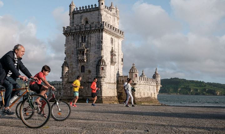 homem andando de bicicleta em portugal