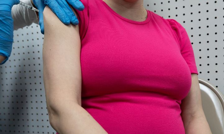 grávida sendo vacina