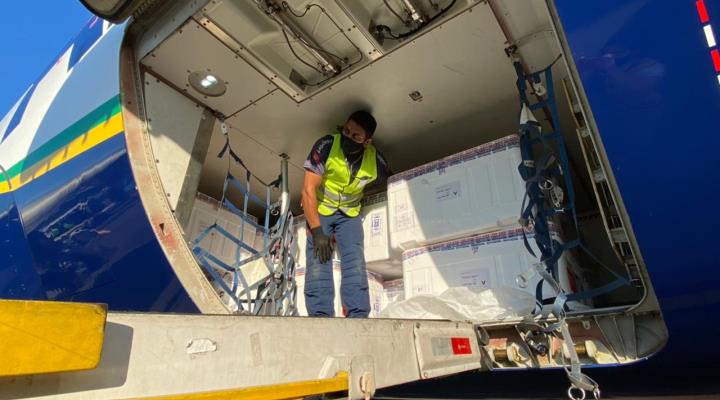 chegada de vacinas no aeroporto