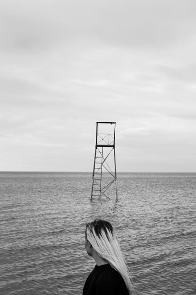 MULHER DE FRENTE AO MAR